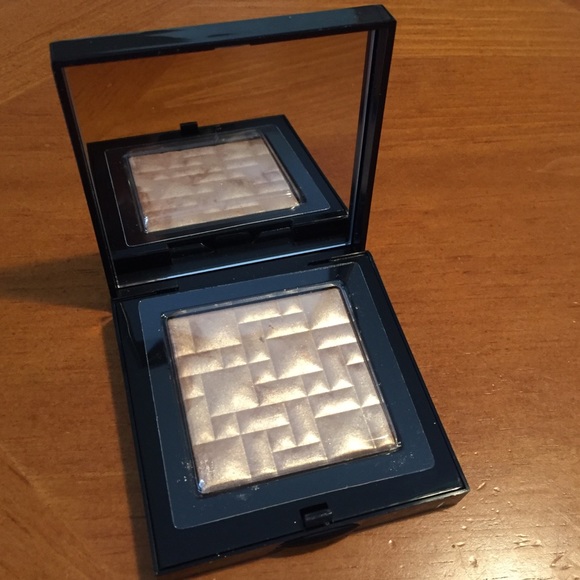 Bobbi Brown Highlighting Powder - Picture 4 of 16
